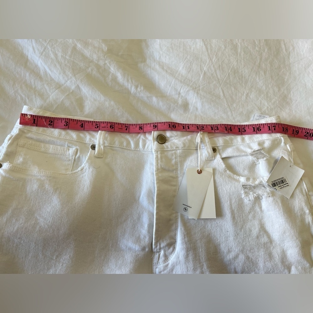 Good American Bombshell Short | White Frayed Hem | Size 16 NWT - Picture 3 of 9